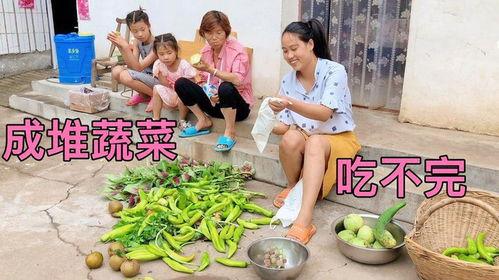 下雨吃瓜的少年,少年雨后吃瓜的悠闲时光  第1张